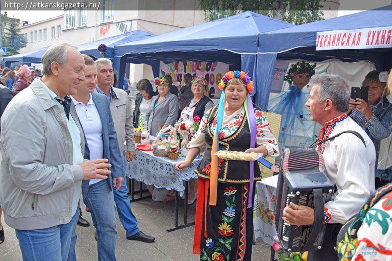 Валерий РАДАЕВ призвал выводить фестиваль "Аткарские розы" на мировой уровень