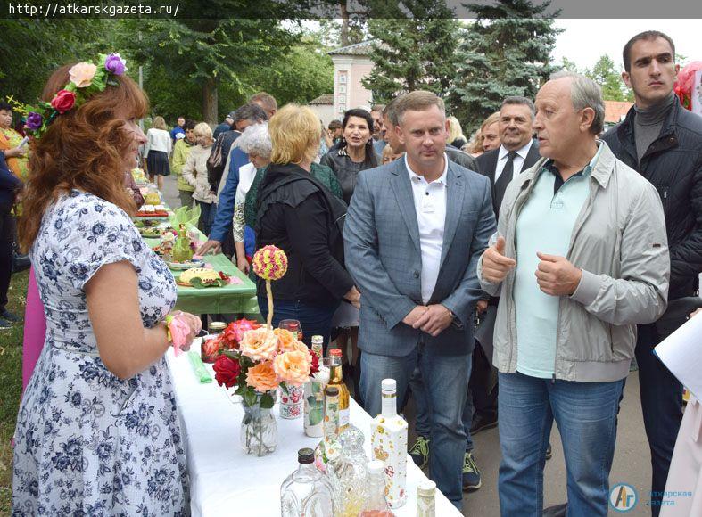 Валерий РАДАЕВ призвал выводить фестиваль "Аткарские розы" на мировой уровень
