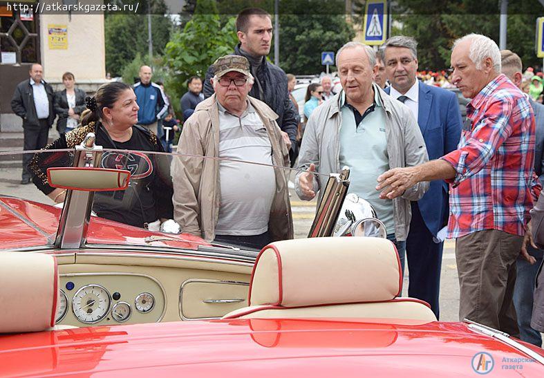 Валерий РАДАЕВ призвал выводить фестиваль "Аткарские розы" на мировой уровень