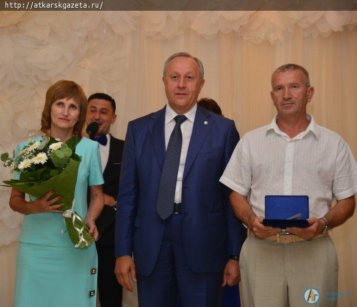 Валерий РАДАЕВ вручил семье ЗАВЕРТЯЕВЫХ из Елизаветино медаль «За любовь и верность»