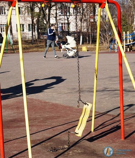 Вандалы испортили качели и скамейки в городском парке