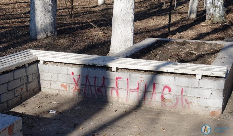 Вандалы испортили качели и скамейки в городском парке