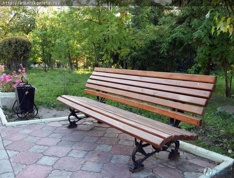 Вандалы ломали макет мороженого в парке на глазах у мамы с ребенком