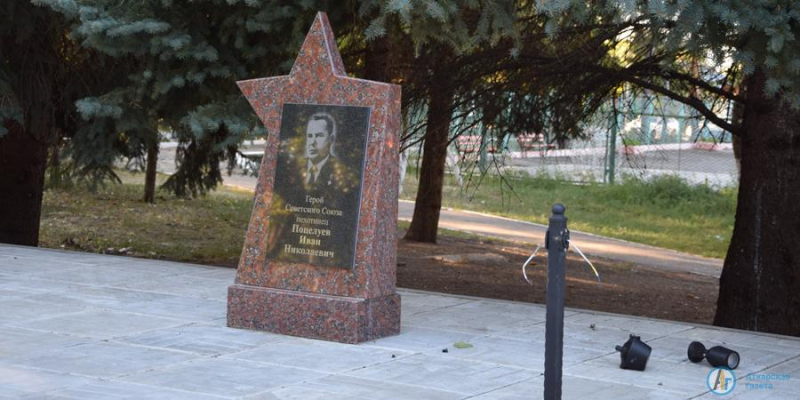 Вандалы осквернили Мемориал Славы в городском парке
