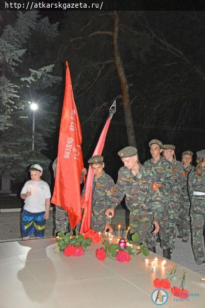 Вчера в 22.00 у Мемориала славы зажгли свечи памяти