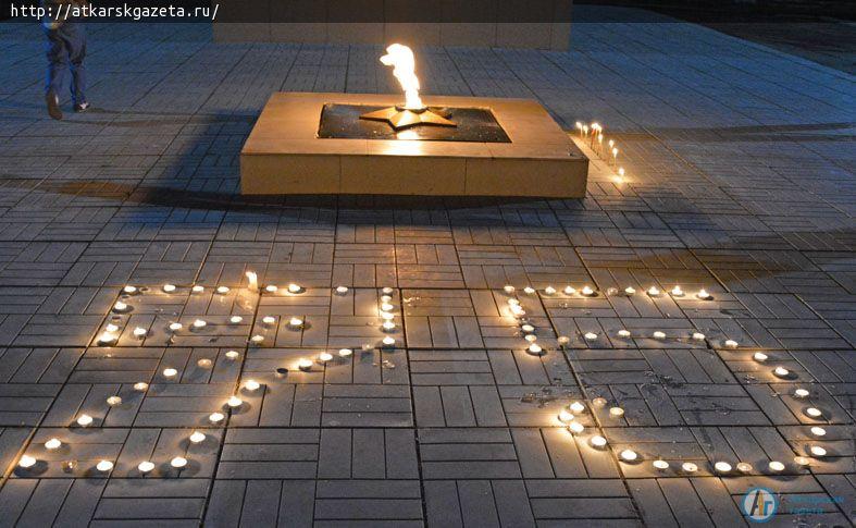 Вчера в 22.00 у Мемориала славы зажгли свечи памяти