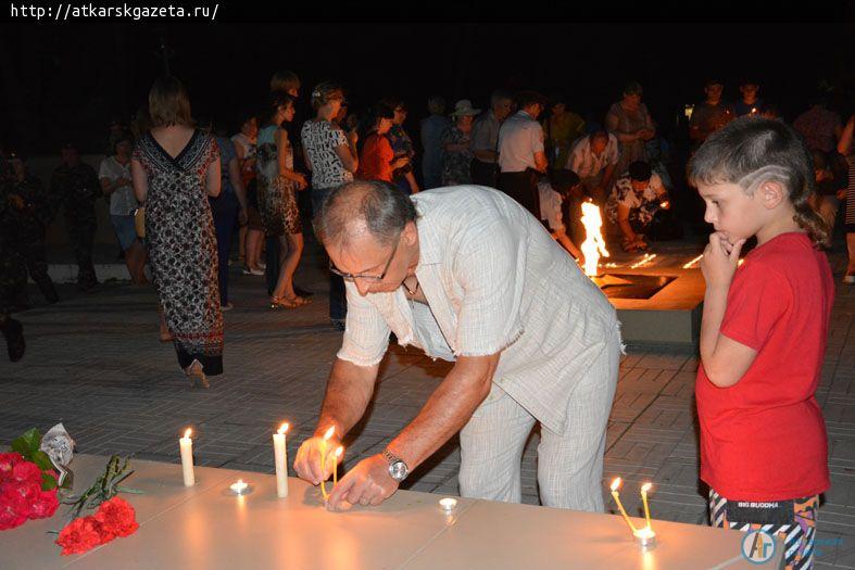 Вчера в 22.00 у Мемориала славы зажгли свечи памяти