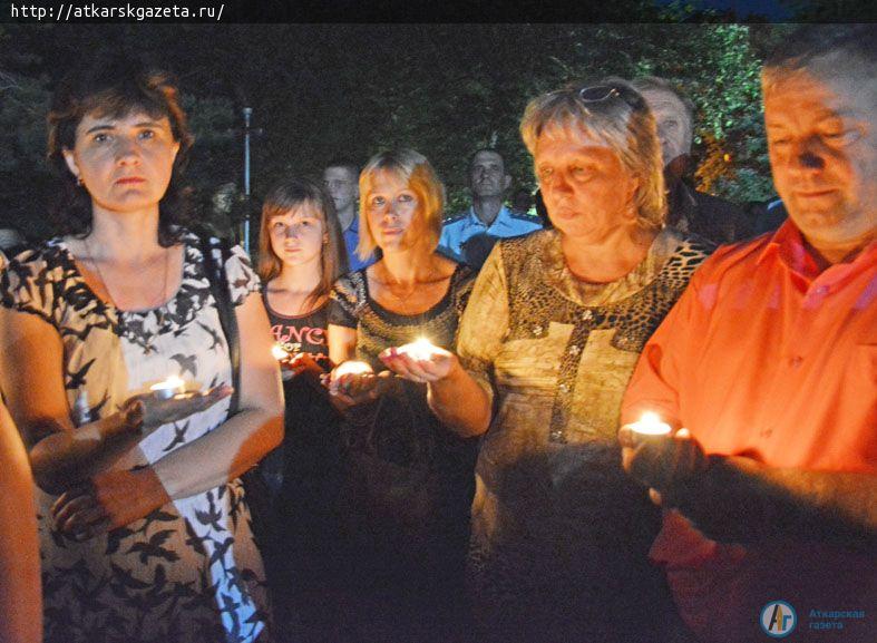 Вчера в 22.00 у Мемориала славы зажгли свечи памяти