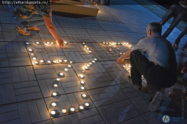 Вчера в 22.00 у Мемориала славы зажгли свечи памяти