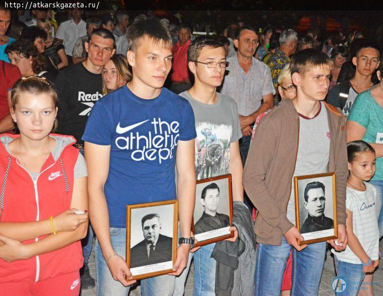 Вчера в 22.00 у Мемориала славы зажгли свечи памяти
