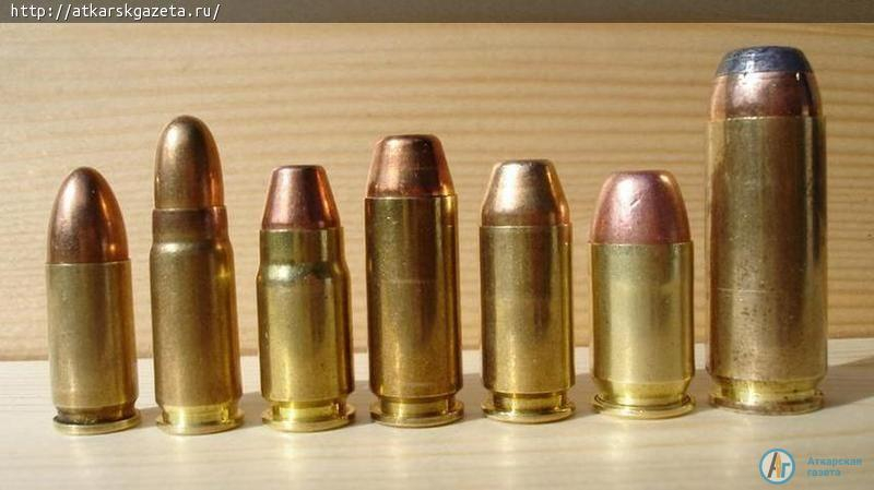 Вчера в Аткарске при обыске полицейские изъяли патроны и пистолет