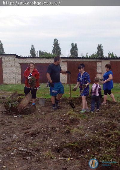 Вчера жители улицы Мира устроили субботник (ФОТО)