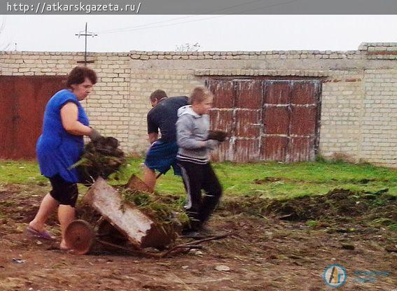 Вчера жители улицы Мира устроили субботник (ФОТО)