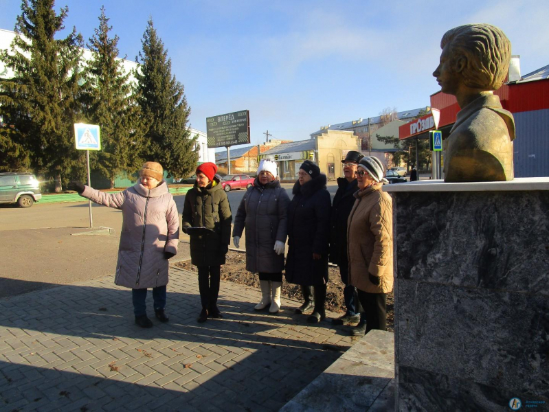 Ветераны совершили экскурсию по бульвару Вали Макеевой