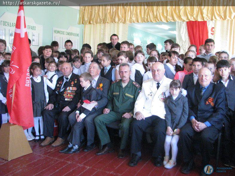 Ветераны торжественно вручили Лопуховской школе копию Знамени Победы
