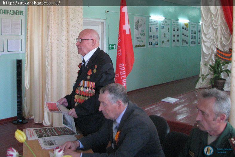Ветераны торжественно вручили Лопуховской школе копию Знамени Победы