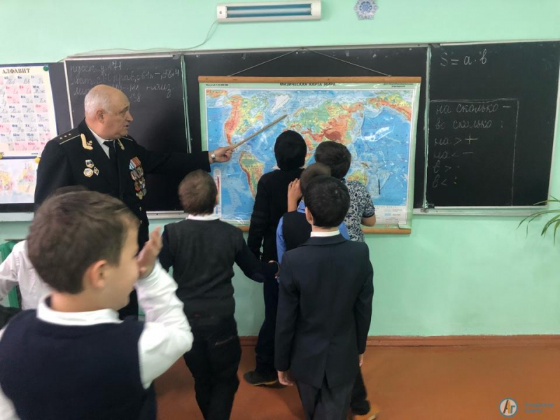 Ветераны вооруженных сил провели урок Мужества в школе № 2