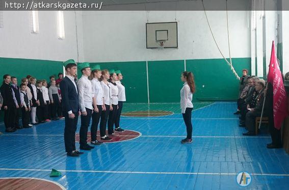 Ветераны вручили Ершовской школе копию знамени Победы