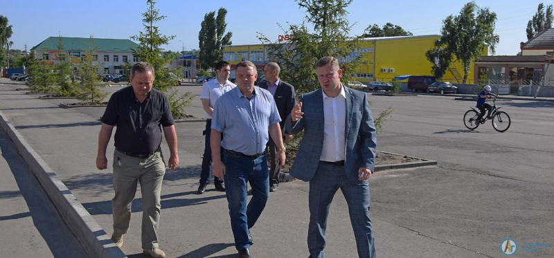 Виктор Елин: «Неухоженные газоны портят вид центральной площади»