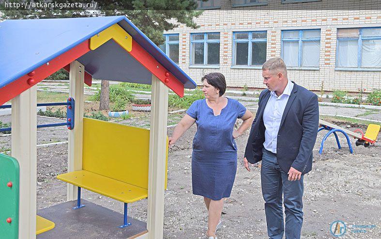 Виктор ЕЛИН оценил новое игровое оборудование для сельского детсада