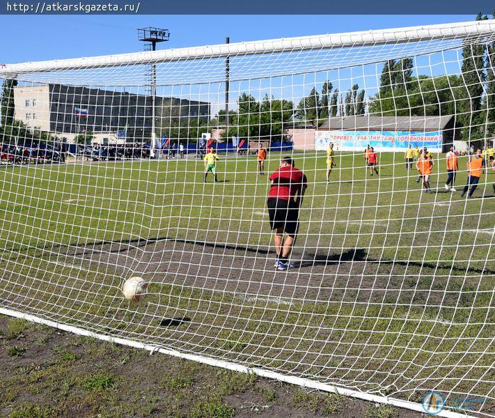 Виктор ЕЛИН открыл сезон классического футбола в Аткарске (ФОТО)