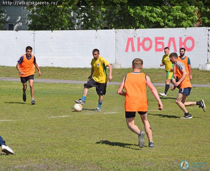 Виктор ЕЛИН открыл сезон классического футбола в Аткарске (ФОТО)