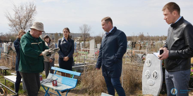 Виктор Елин поручил привести в порядок городское кладбище