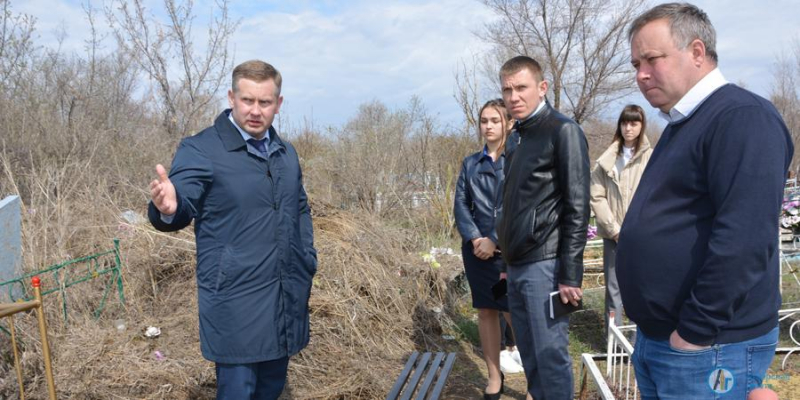 Виктор Елин поручил привести в порядок городское кладбище