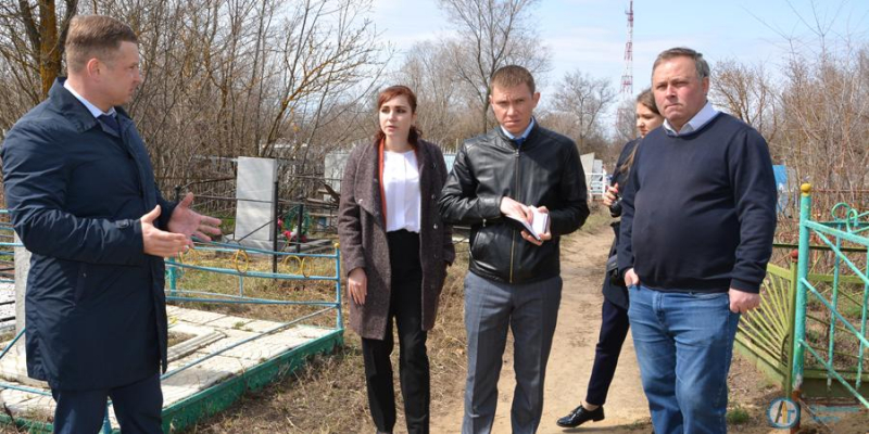 Виктор Елин поручил привести в порядок городское кладбище