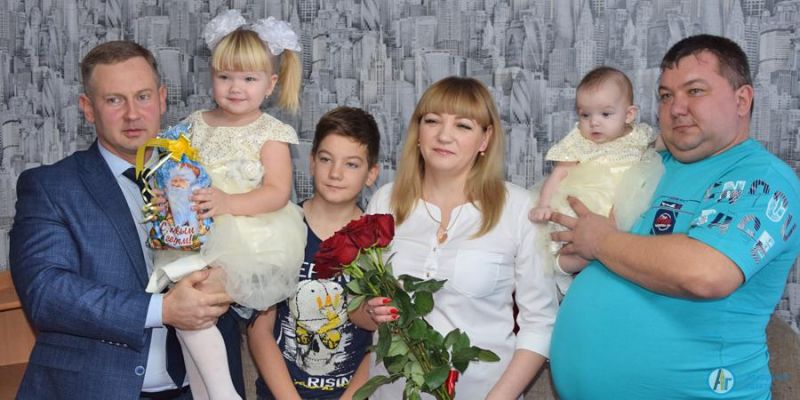 Виктор Елин поздравил многодетную семью Дормидонтовых