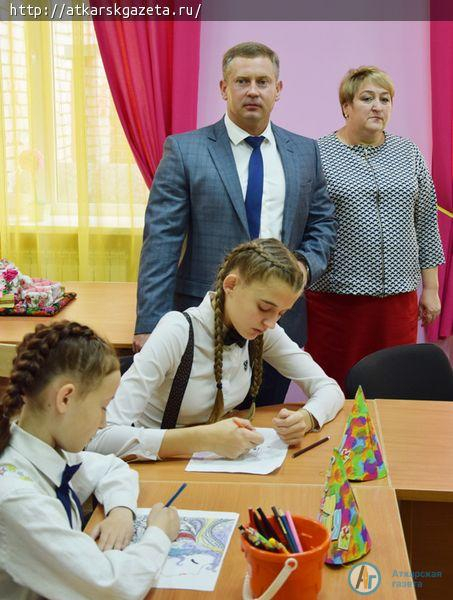 Виктор ЕЛИН поздравил своего классного руководителя и побывал в школьной арт-студии
