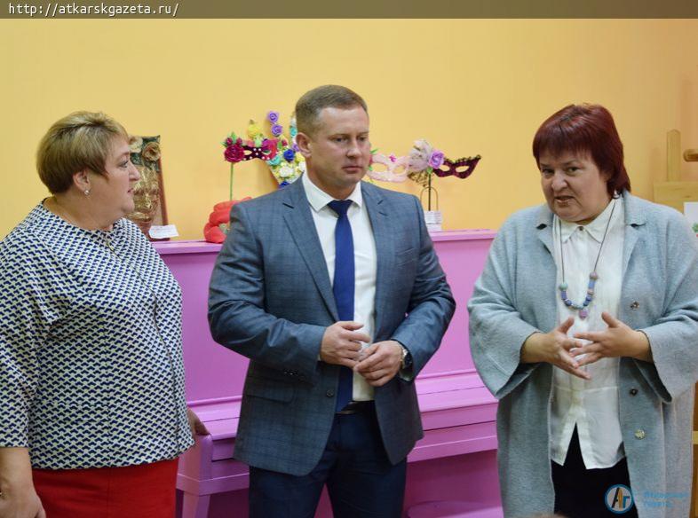 Виктор ЕЛИН поздравил своего классного руководителя и побывал в школьной арт-студии