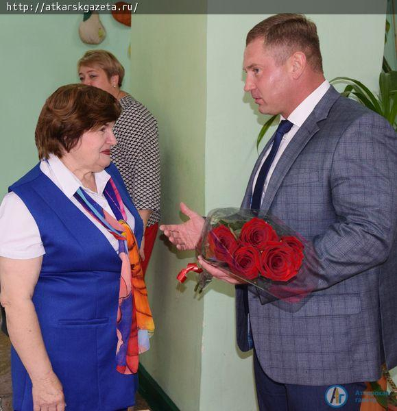 Виктор ЕЛИН поздравил своего классного руководителя и побывал в школьной арт-студии