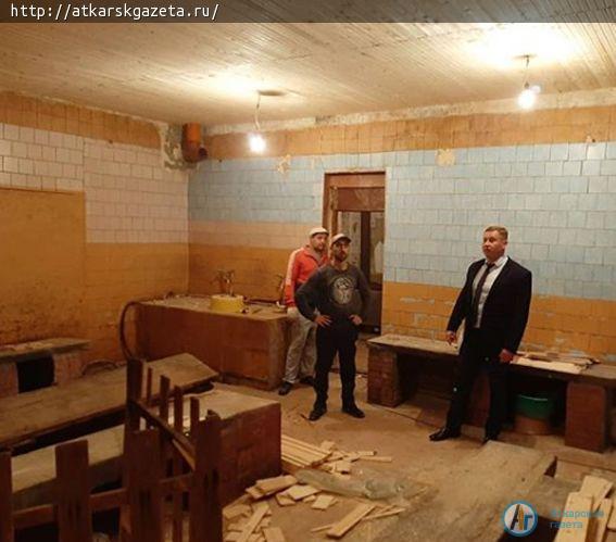 Виктор ЕЛИН проконтролировал ход ремонтных работ в городской бане