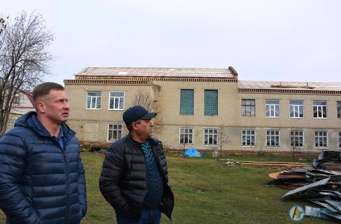 Виктор Елин проконтролировал ремонт школьных крыш