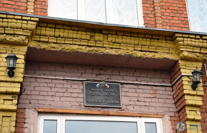 Виктор Елин проконтролировал ремонт школьных крыш