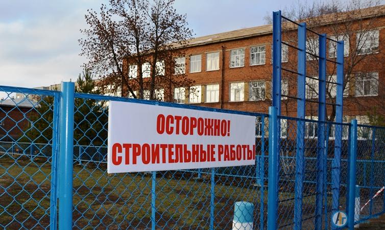 Виктор Елин проконтролировал ремонт школьных крыш