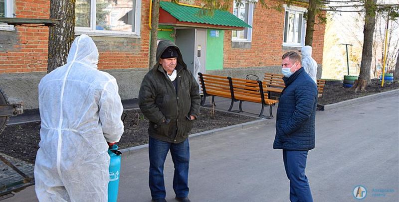 Виктор Елин проверил дезинфекцию подъездов в Аткарске
