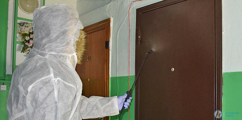 Виктор Елин проверил дезинфекцию подъездов в Аткарске