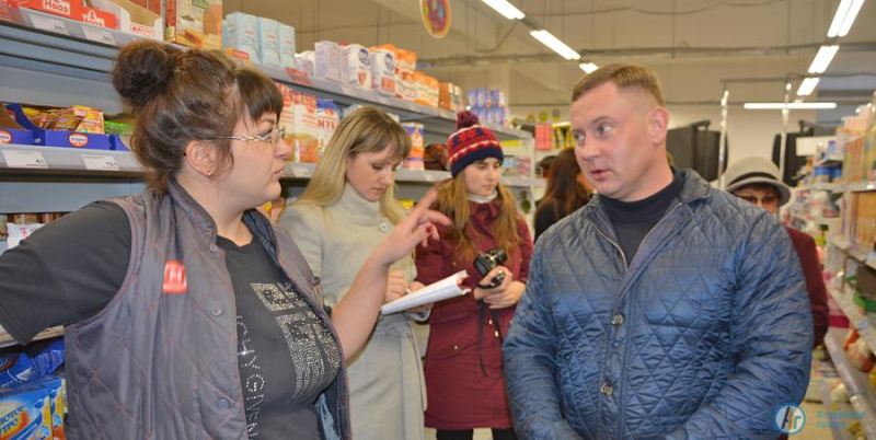 Виктор Елин проверил запасы гречки и сахара в магазинах Аткарска