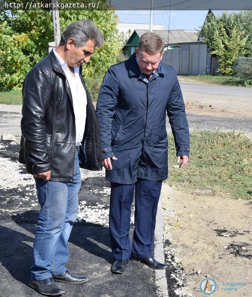 Виктор ЕЛИН раскритиковал качество тротуара у школы №10