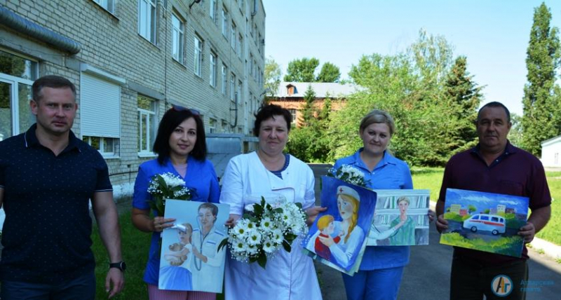 Виктор Елин вручил цветы работникам "скорой помощи"