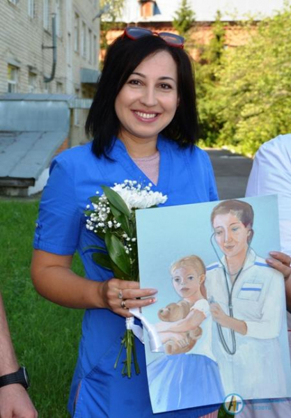 Виктор Елин вручил цветы работникам "скорой помощи"