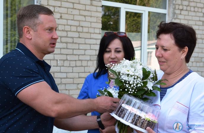 Виктор Елин вручил цветы работникам "скорой помощи"