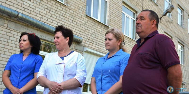Виктор Елин вручил цветы работникам "скорой помощи"