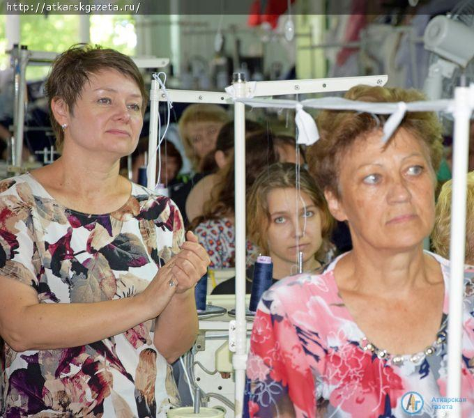 Виктор ЕЛИН вручил награды 23 сотрудникам швейной фабрики (ФОТО)