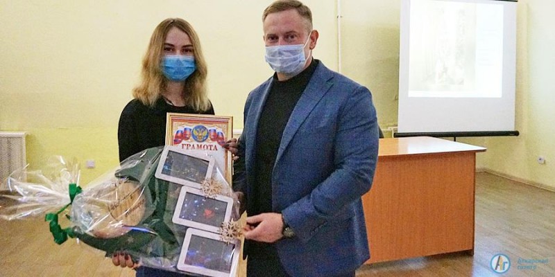 Виктор Елин вручил награды победителям новогодних конкурсов