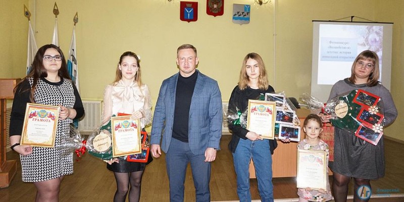 Виктор Елин вручил награды победителям новогодних конкурсов