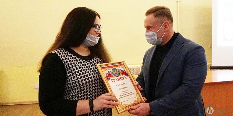 Виктор Елин вручил награды победителям новогодних конкурсов
