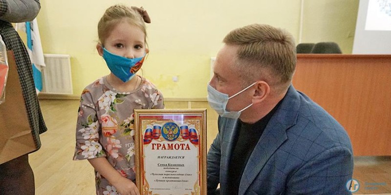 Виктор Елин вручил награды победителям новогодних конкурсов